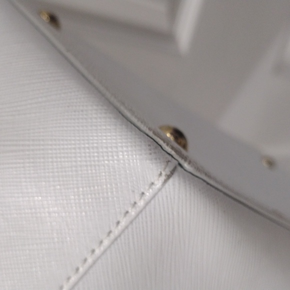 Samantha Thavasa Deluxe Shoulder Bag - 11x8x5", White Leather, Magnetic Closure - Picture 7 of 15